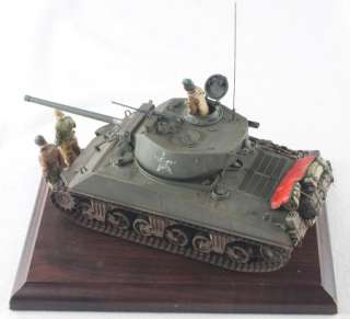 Built 135 US Sherman M 4 Jumbo with Figures Tamiya  