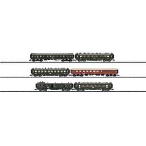    Trix D119 Express Train N Scale Passenger Car Set: Toys & Games