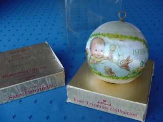 HALLMARK 1976 BABYS FIRST 1st CHRISTMAS ORNAMENT w box & price tab 