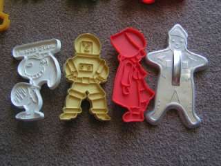 10 VINTAGE COOKIE CUTTERS KERMIT, SNOOPY, RAGGEDY ANN & ANDY, HOLLY 