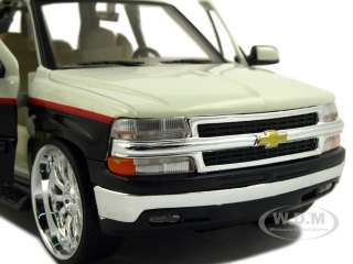 Brand new 1:24 scale diecast model of 2001 Chevrolet Suburban White 