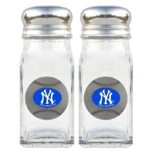 com New York Yankees Salt/Pepper Shaker Set   MLB Baseball   Fan Shop 