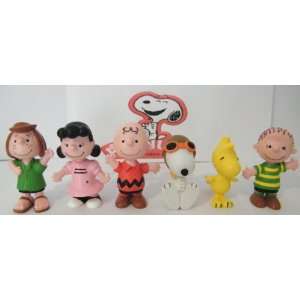 : Peanuts Gang Figure Cake Toppers / Cupcake Decorations with Snoopy 